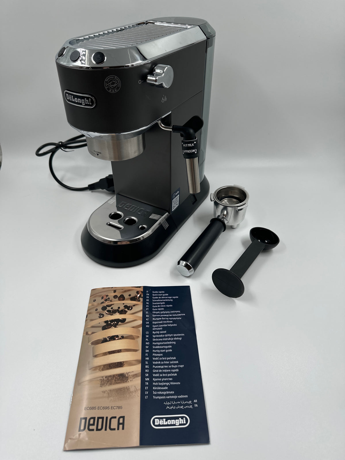 De'Longhi Dedica Style EC685.BK pistonmachine – Zwart